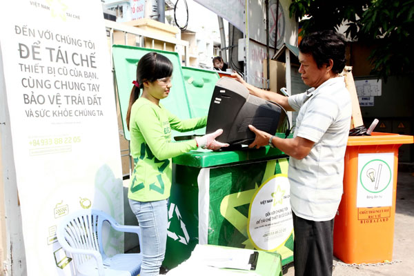 Vietnam[-]Recycles[-]hỗ[-]trợ[-]thu[-]gom[-]rác[-]thải[-]điện[-]tử[-]miễn[-]phí[-]cho[-]người[-]dân[-]thành[-]phố
